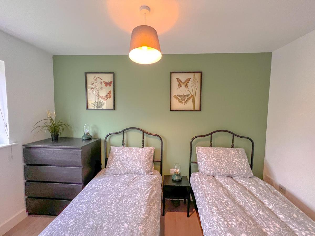 Perfect For Contractors 2 Bedroom- 2 Bathrooms- 4 Single Beds- Free Parking *