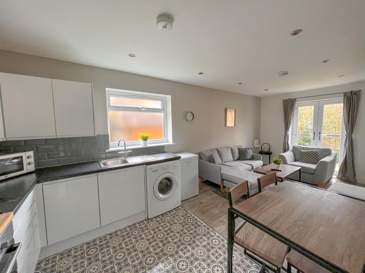 Perfect For Contractors 2 Bedroom- 2 Bathrooms- 4 Single Beds- Free Parking