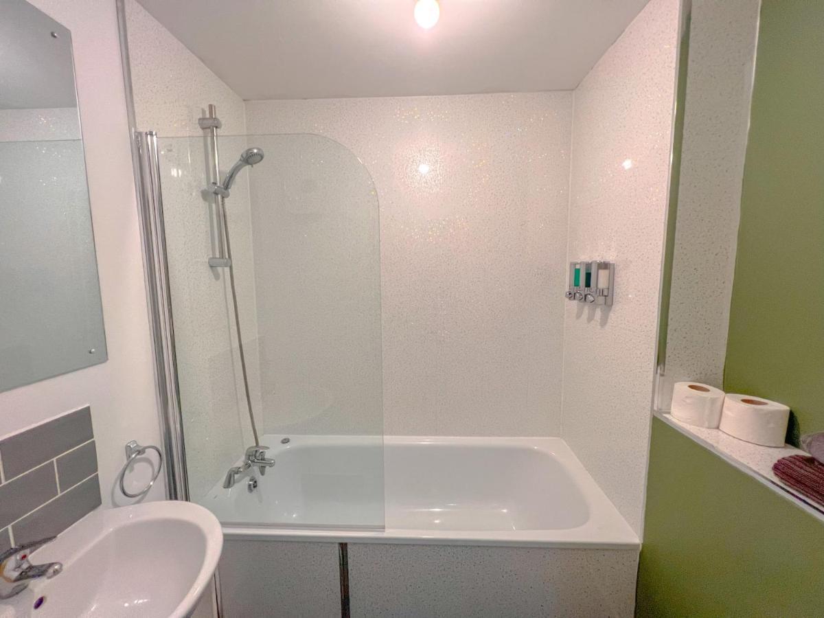 Perfect For Contractors 2 Bedroom- 2 Bathrooms- 4 Single Beds- Free Parking Apartment Southampton