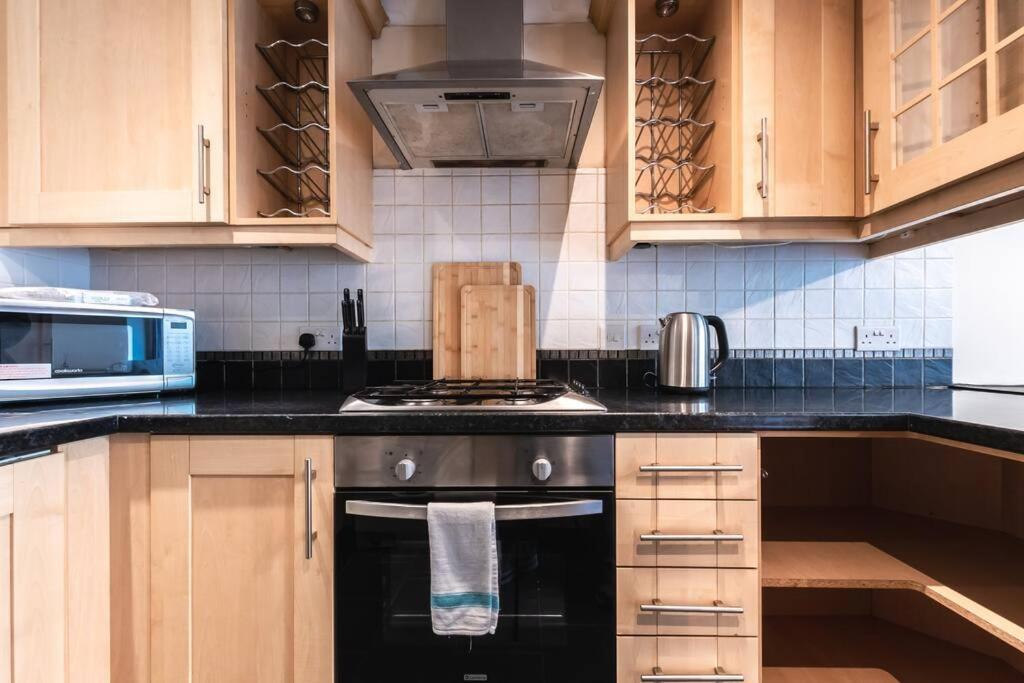 Zircon - 2 Bed Flat With Parking *