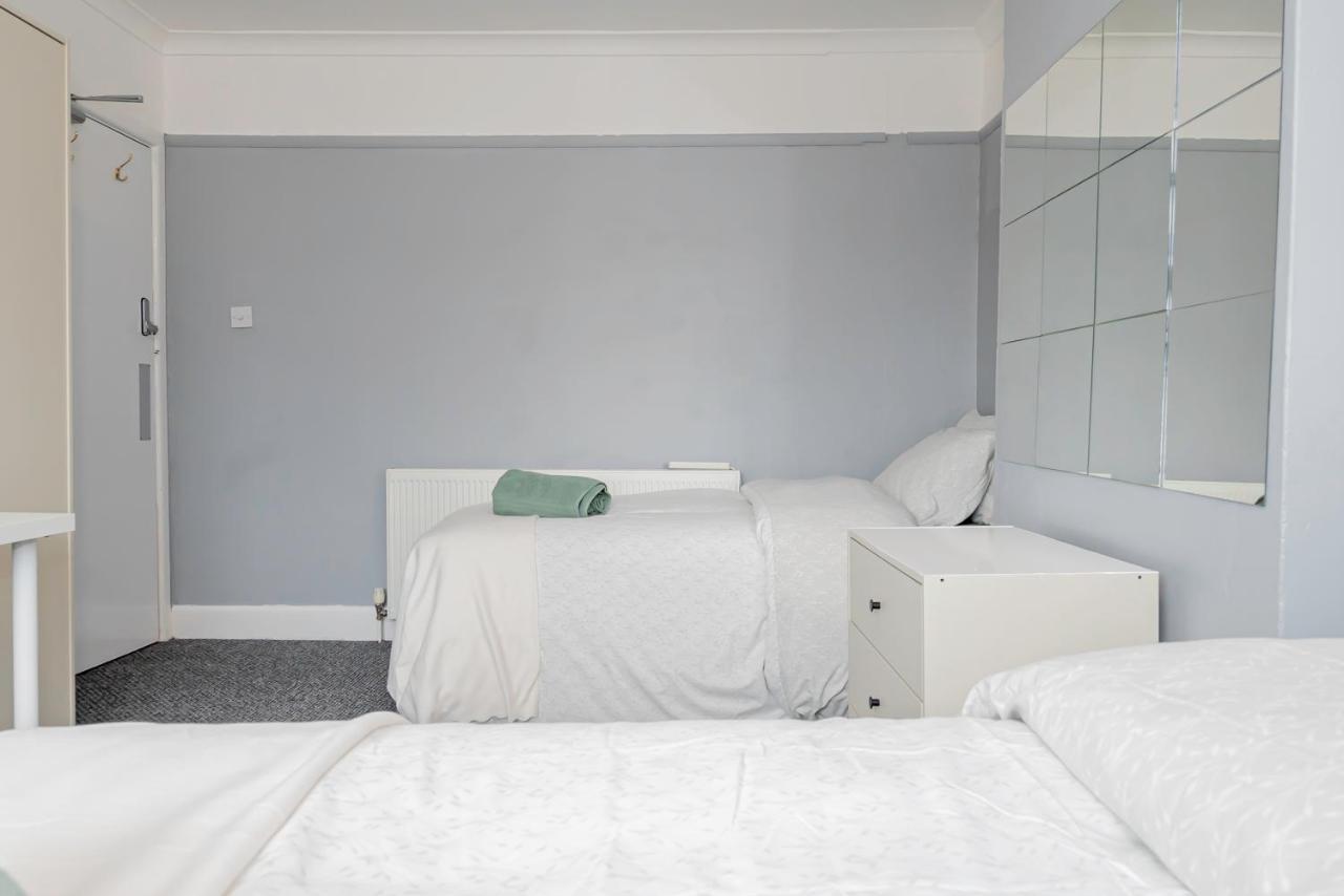 Guest house Shirley House: Centre Self-catering With Smart Access