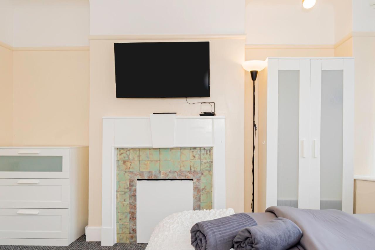 Guest house Shirley House: Centre Self-catering With Smart Access *