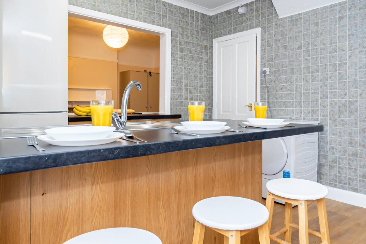 Guest house Shirley House: Centre Self-catering With Smart Access *