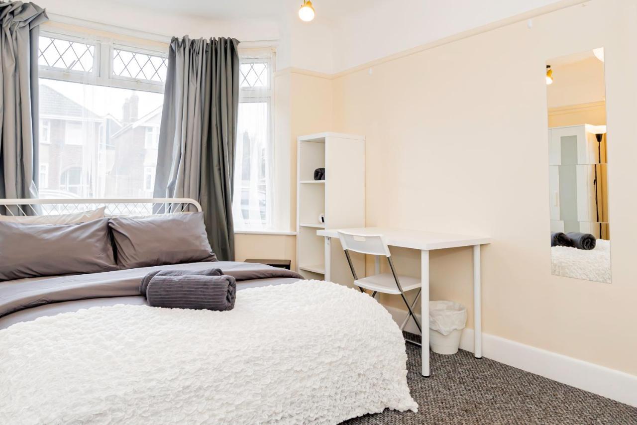 Guest house Shirley House: Centre Self-catering With Smart Access
