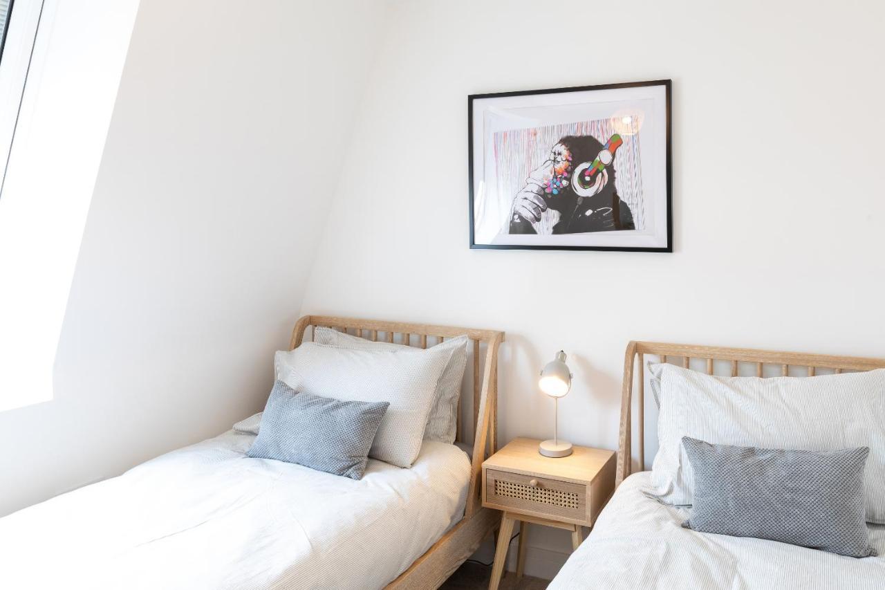 Holiday home Ultra Modern Two Bedroom & Two Bathroom With Free Large Parking *