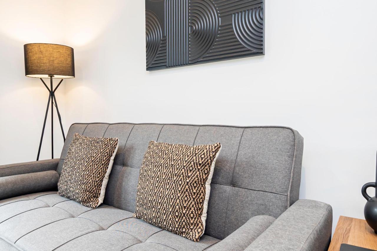 Apartment Modern 2-Bed Apartment Sleeps 5 Free Parking *