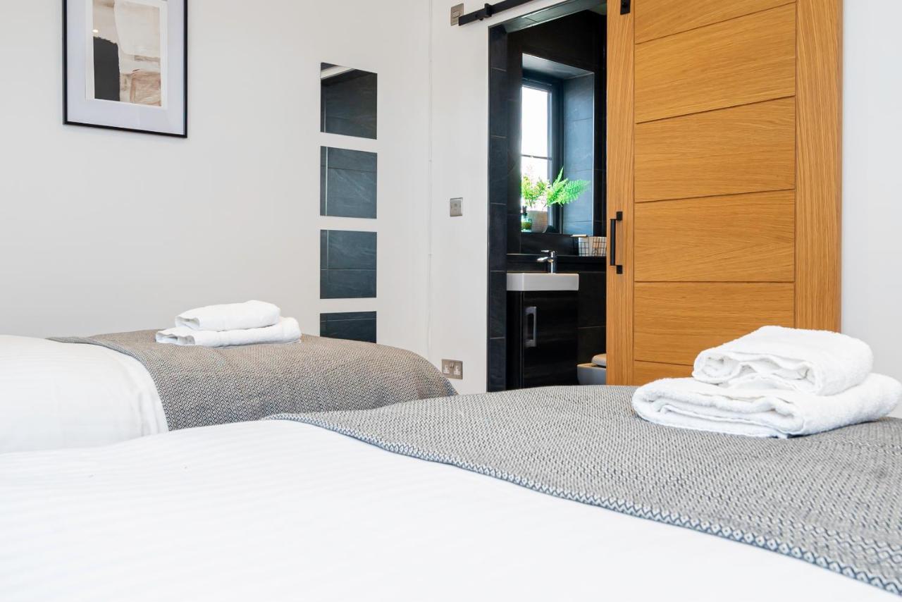 Modern 2-Bed Apartment Sleeps 5 Free Parking *
