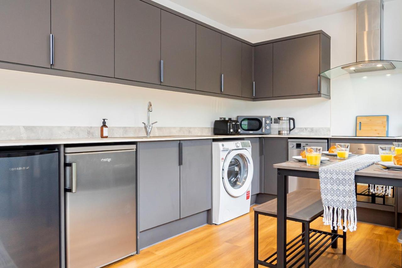 Apartment Modern 2-Bed Apartment Sleeps 5 Free Parking *