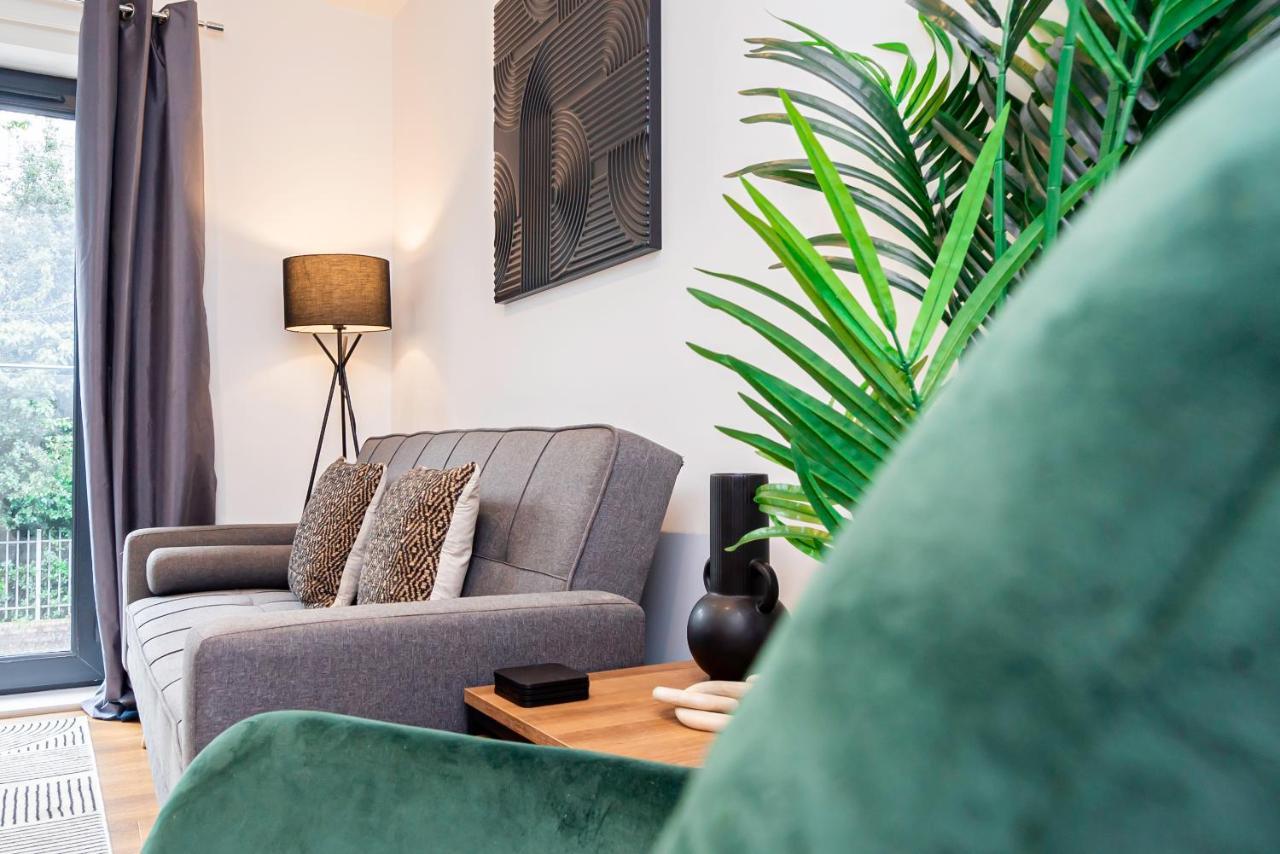 Modern 2-Bed Apartment Sleeps 5 Free Parking * Southampton
