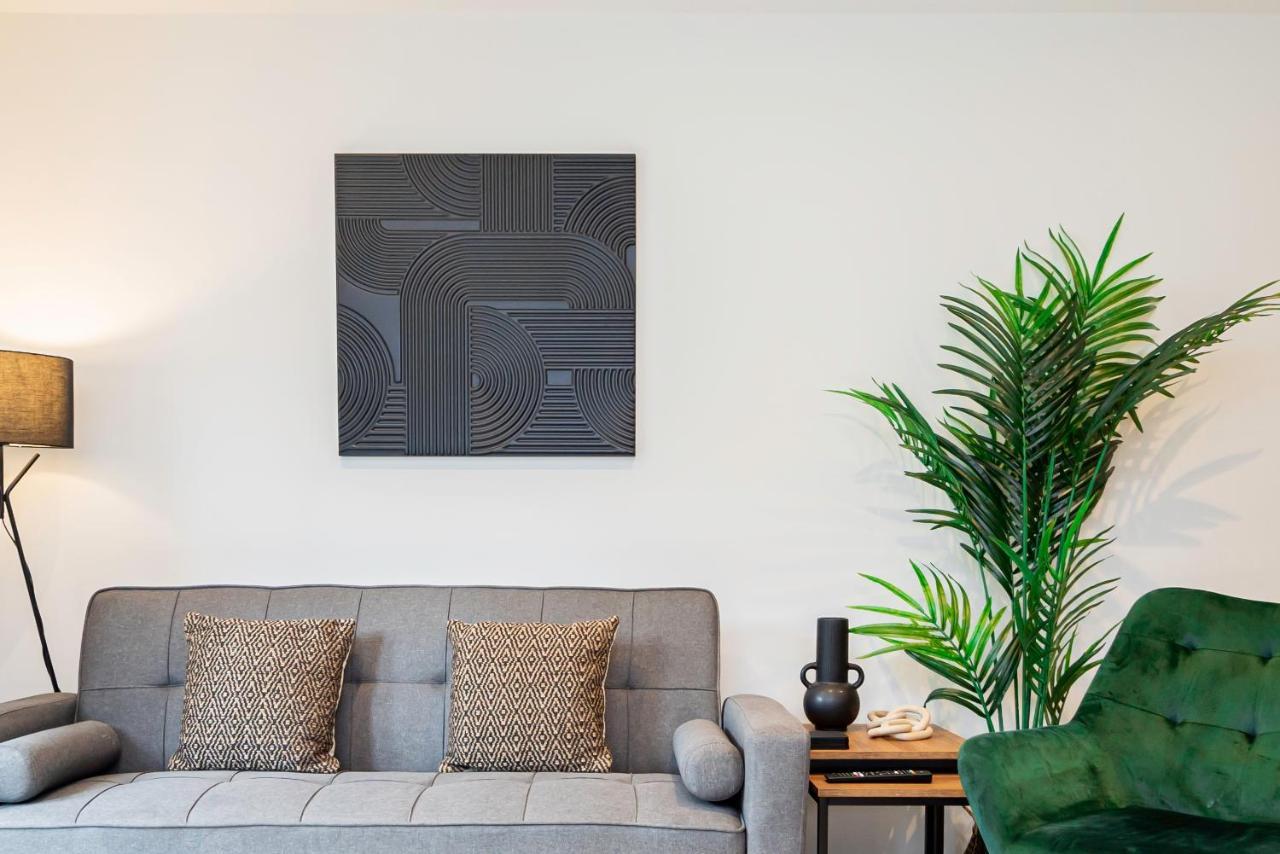 Apartment Modern 2-Bed Apartment Sleeps 5 Free Parking