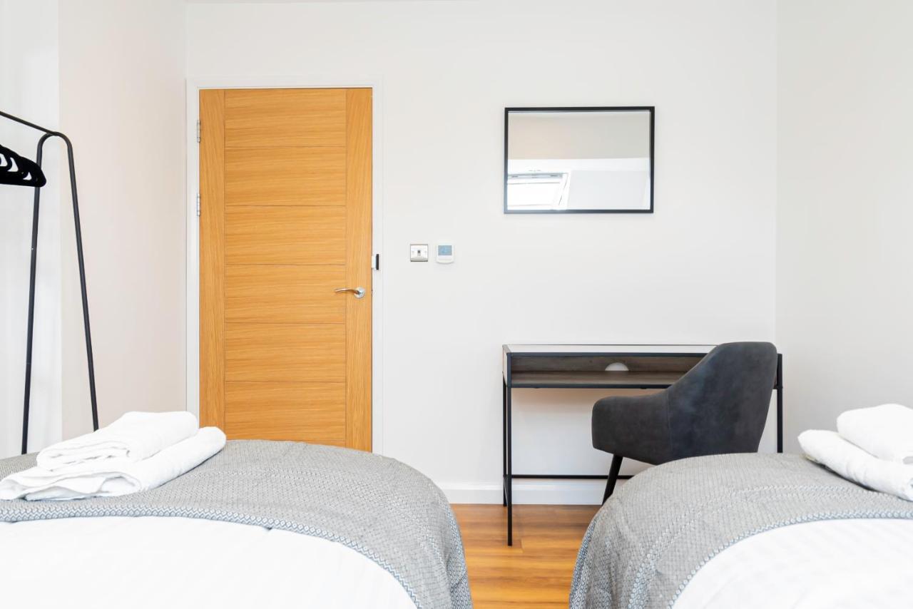 Modern 2-Bed Apartment Sleeps 5 Free Parking Apartment