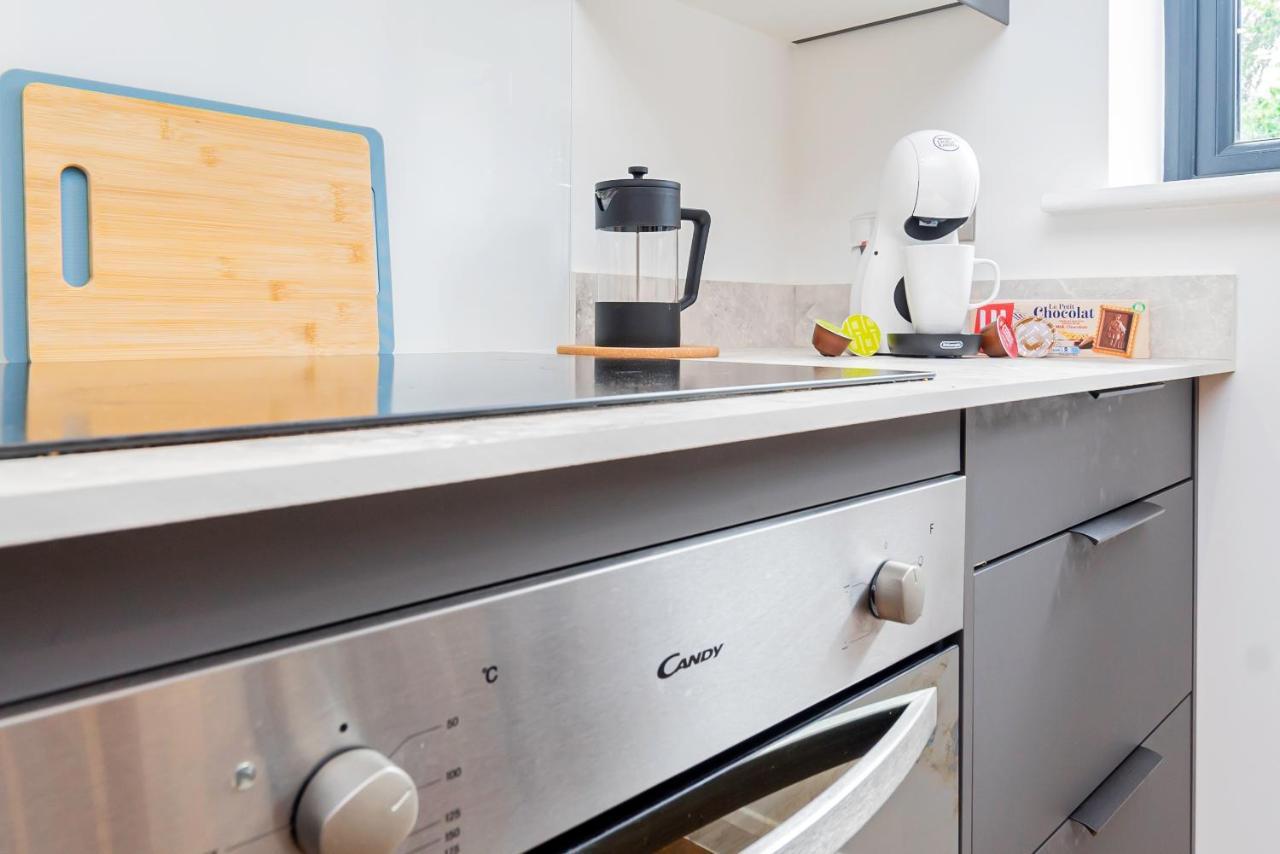 Apartment Modern 2-Bed Apartment Sleeps 5 Free Parking