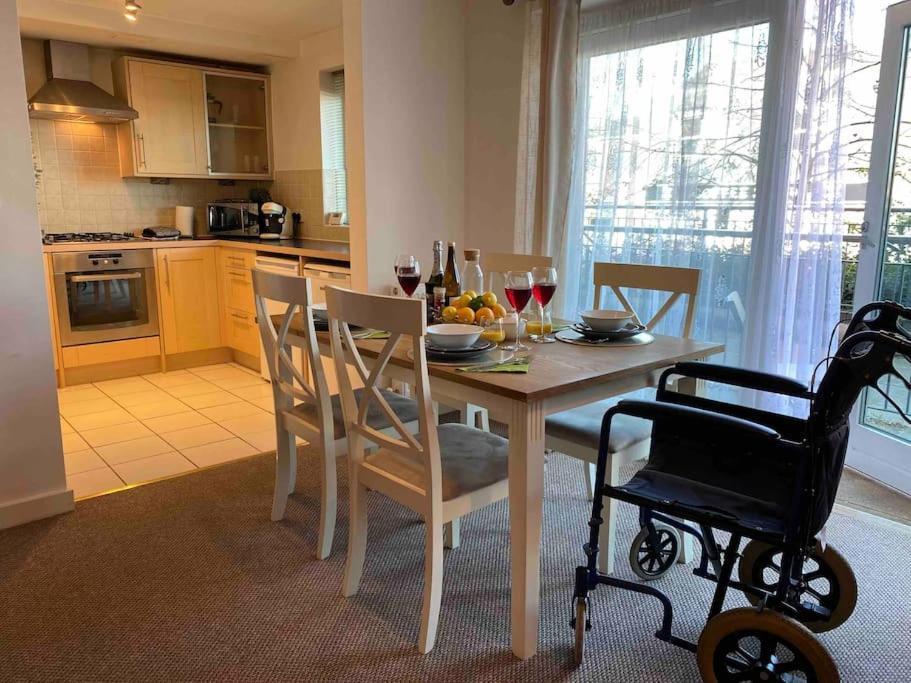 Accessible 2 Bedrooms Flat + P Apartment