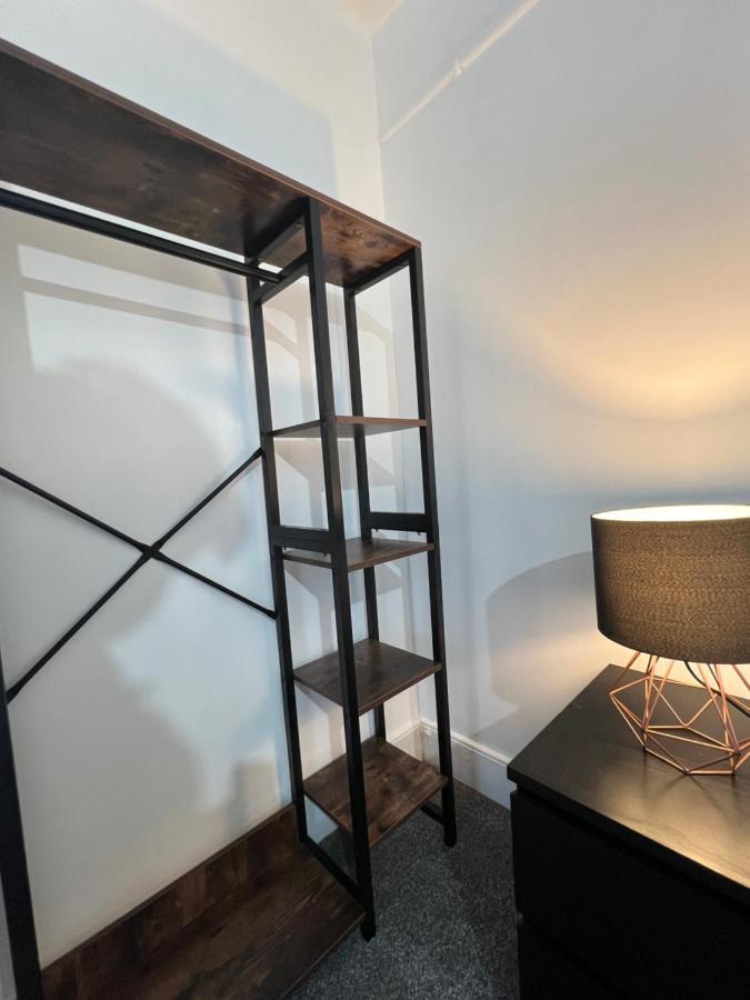 Modern 2 Bed Flat Southampton- Close To Station & Shops *