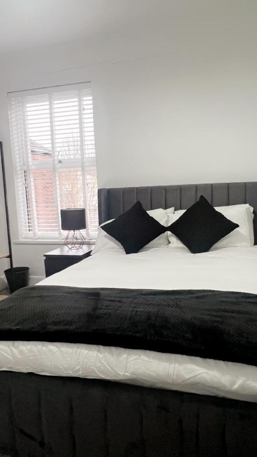 Modern 2 Bed Flat Southampton- Close To Station & Shops