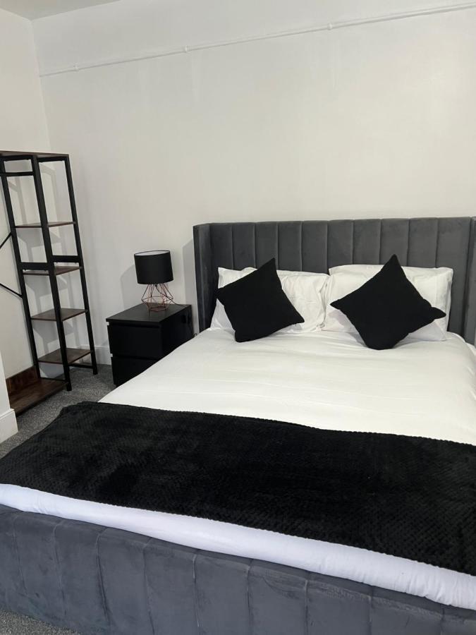 Modern 2 Bed Flat Southampton- Close To Station & Shops *