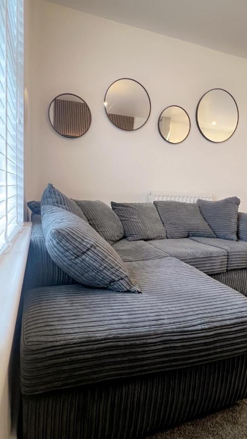 Modern 2 Bed Flat Southampton- Close To Station & Shops *