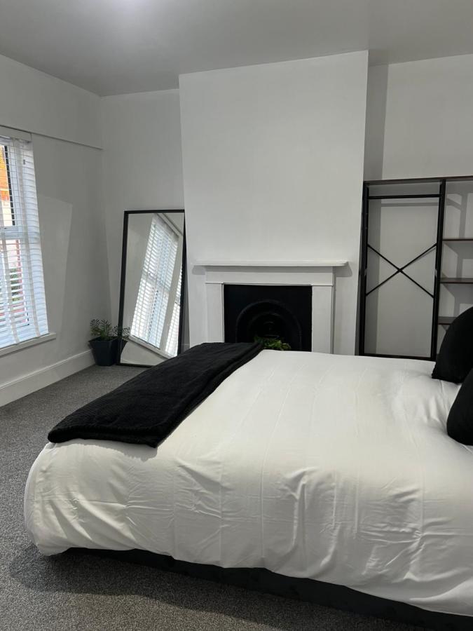 Modern 2 Bed Flat Southampton- Close To Station & Shops
