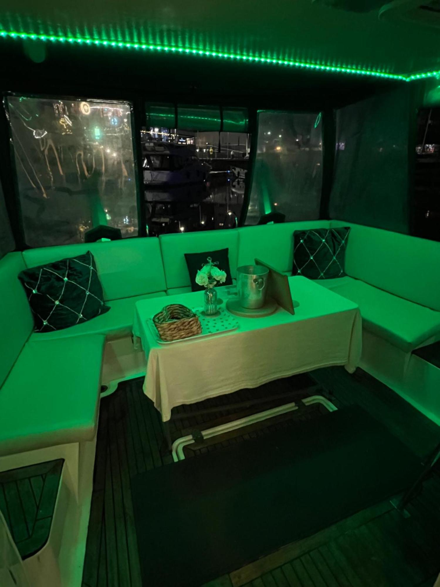 Botel Luxury Yacht Haven: Ocean Village Marina