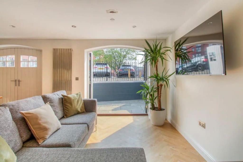 Stunning Two Bed House In City Centre, *