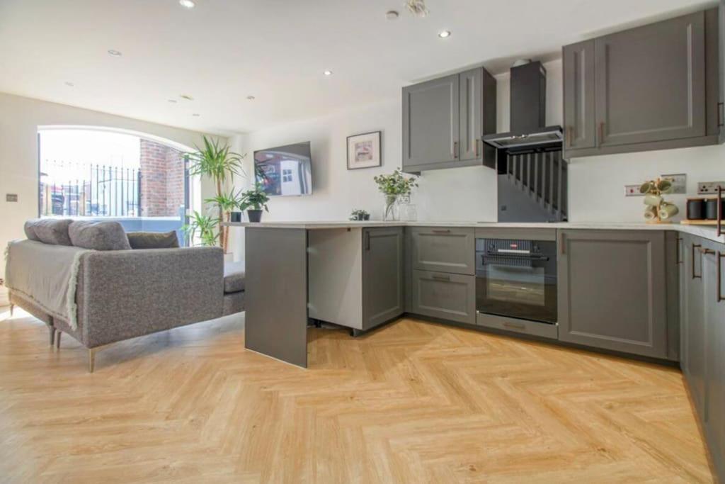 Stunning Two Bed House In City Centre,