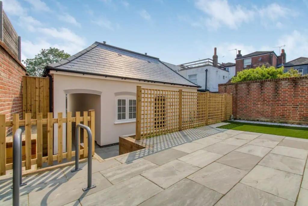 Stunning Two Bed House In City Centre, Holiday home