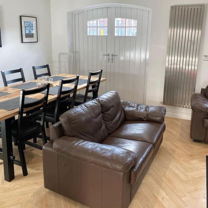 Stunning Two Bed House In City Centre, *
