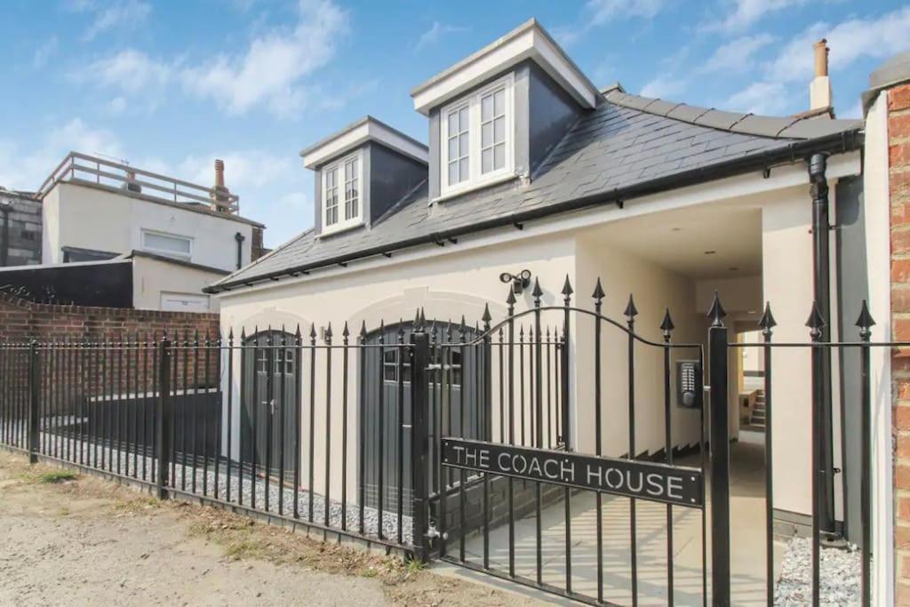 Stunning Two Bed House In City Centre, Holiday home *