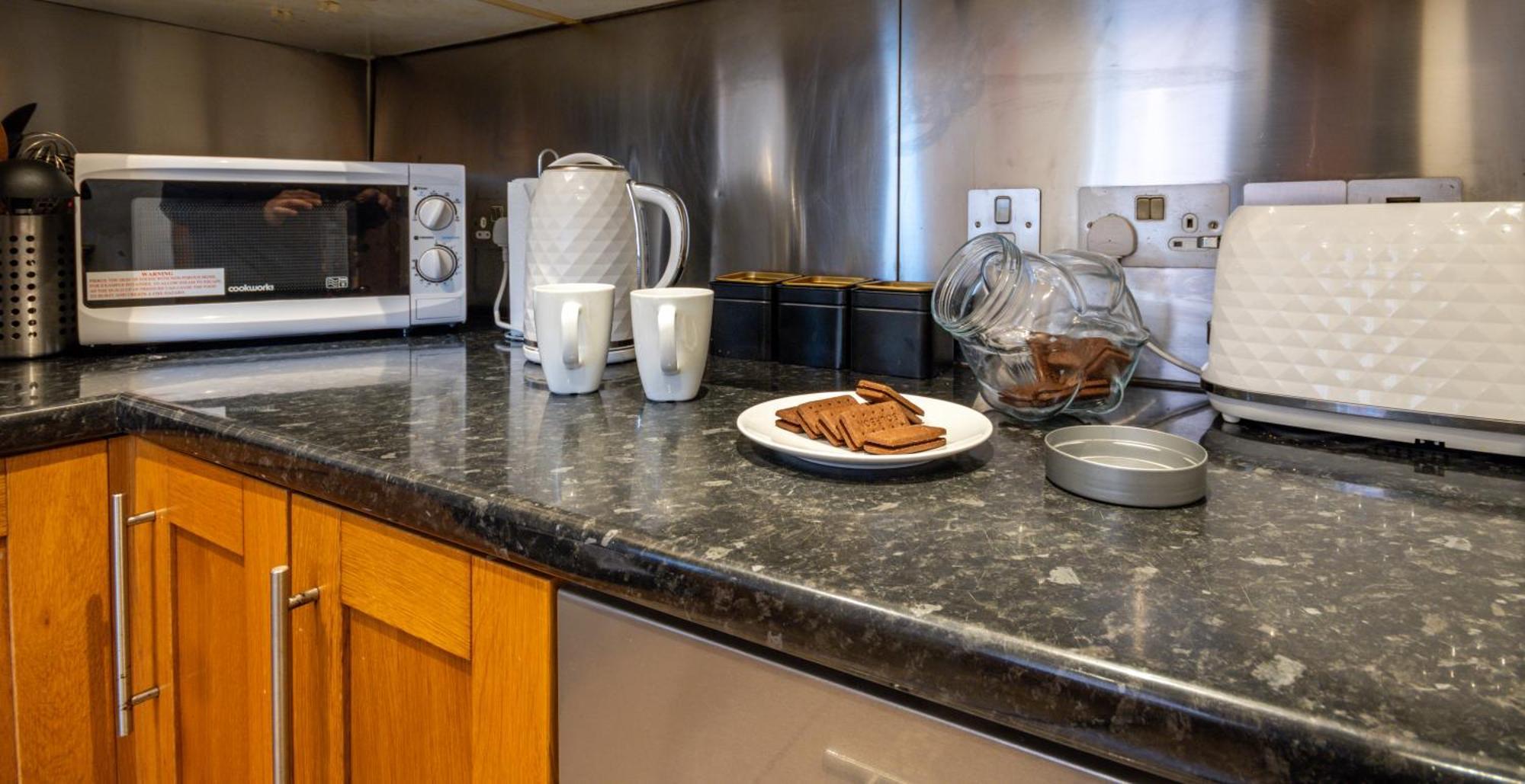 Spacious Flat In Centre With Garden *