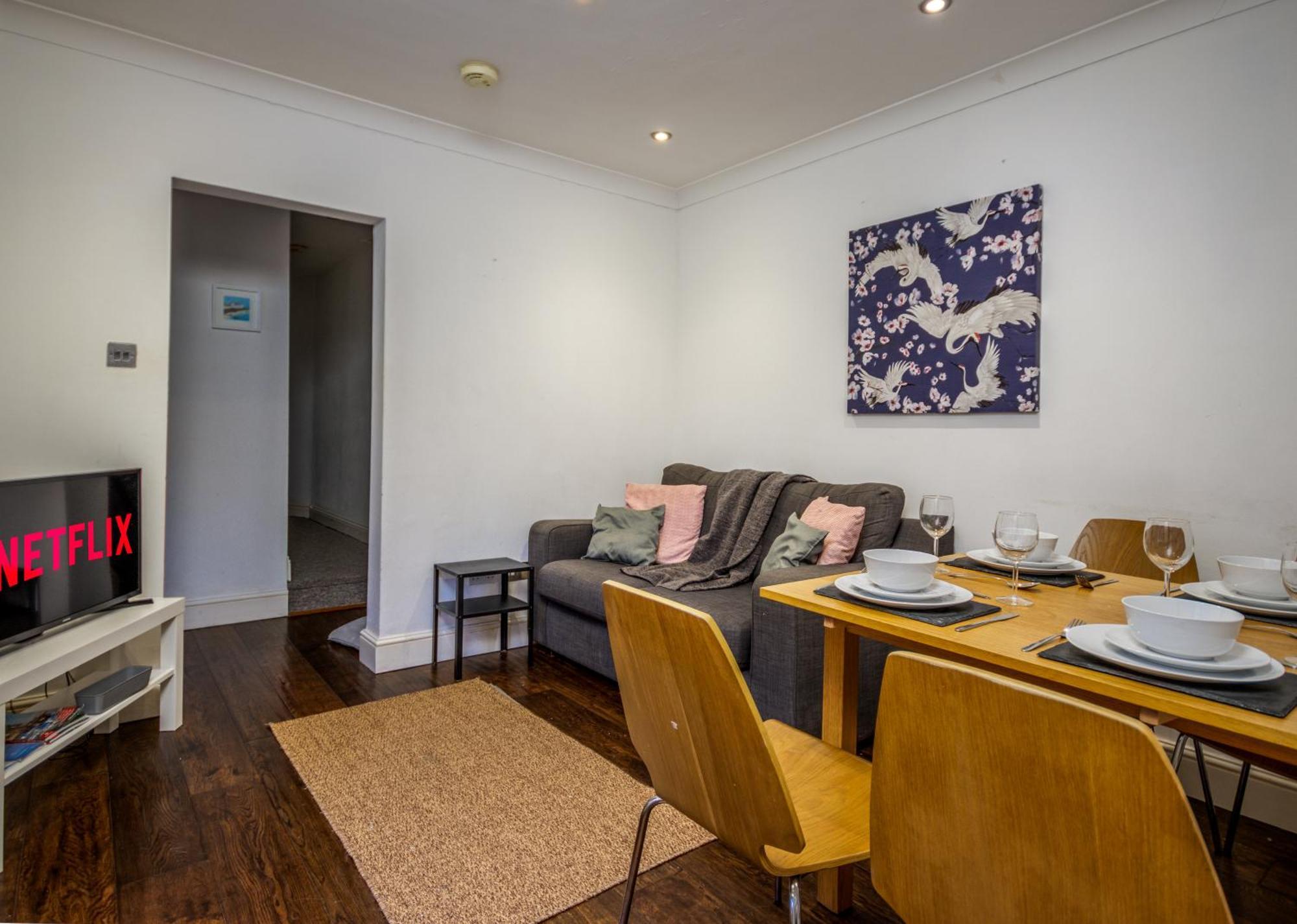 Spacious Flat In Centre With Garden Apartment *