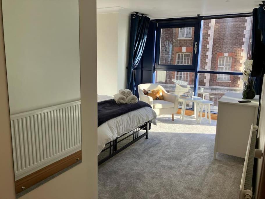 Modern 2bed Flat Near Ocean Village