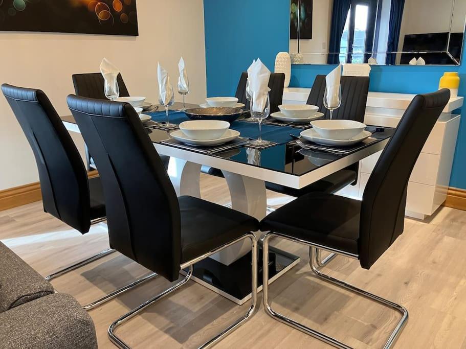 Modern 2bed Flat Near Ocean Village Apartment *