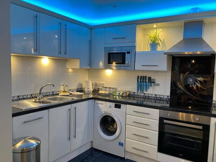 Modern 2bed Flat Near Ocean Village Apartment *