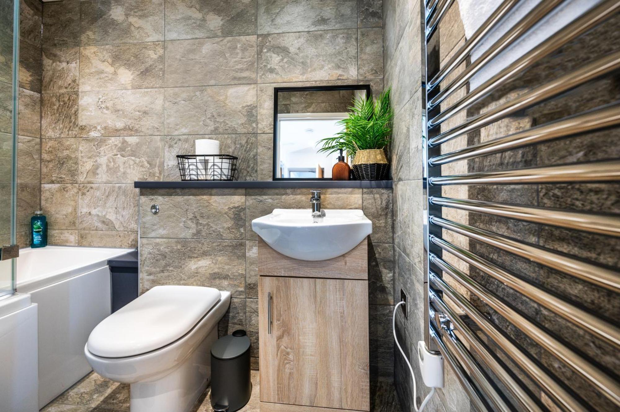 Luxury City Base 4 Beds, 2 Baths Parking