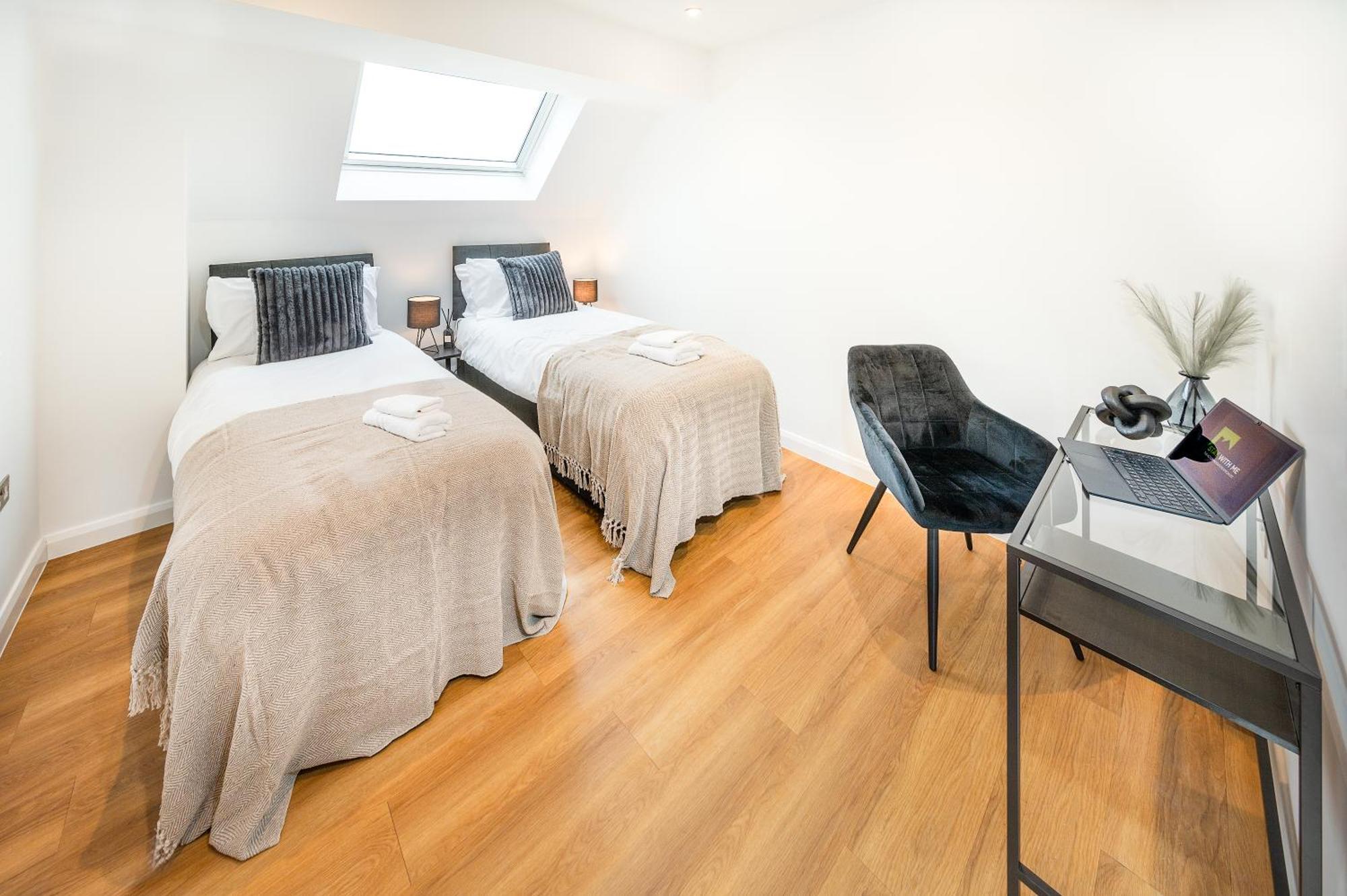 Luxury City Base 4 Beds, 2 Baths Parking Apartment