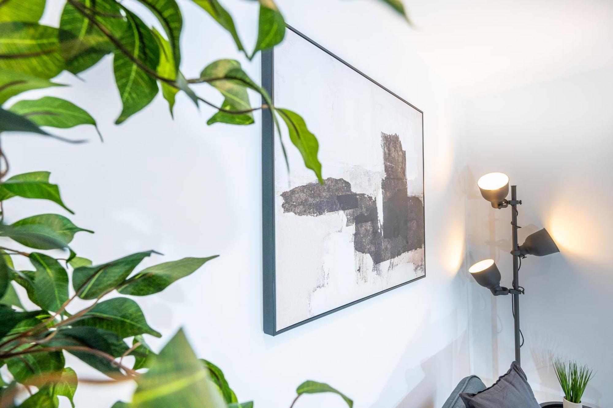 Luxury City Base 4 Beds, 2 Baths Parking