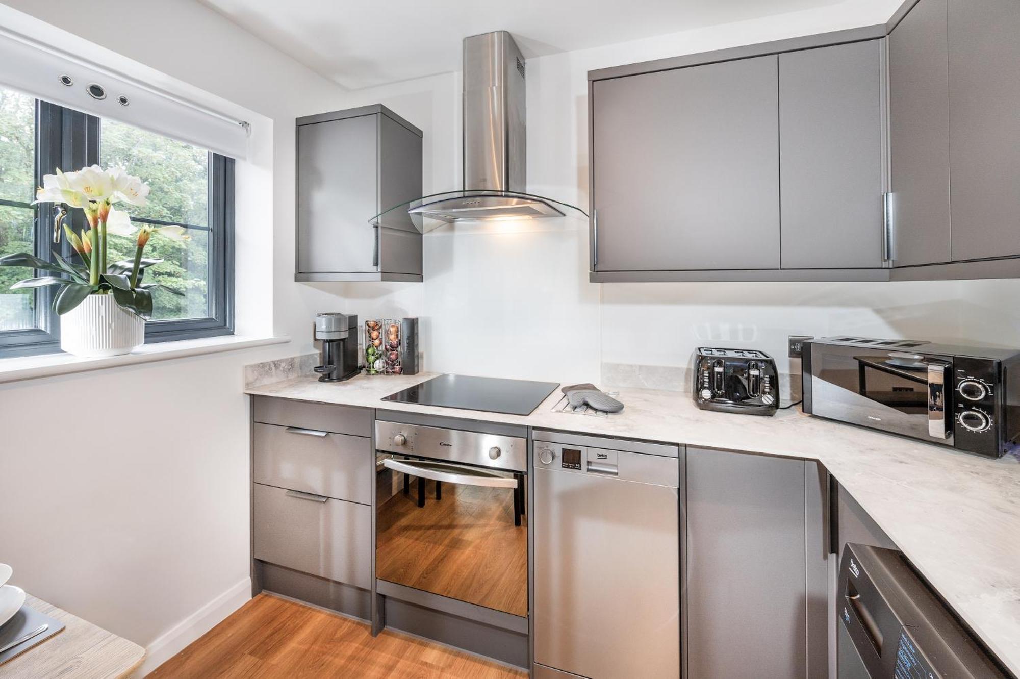 Luxury City Base 4 Beds, 2 Baths Parking Apartment