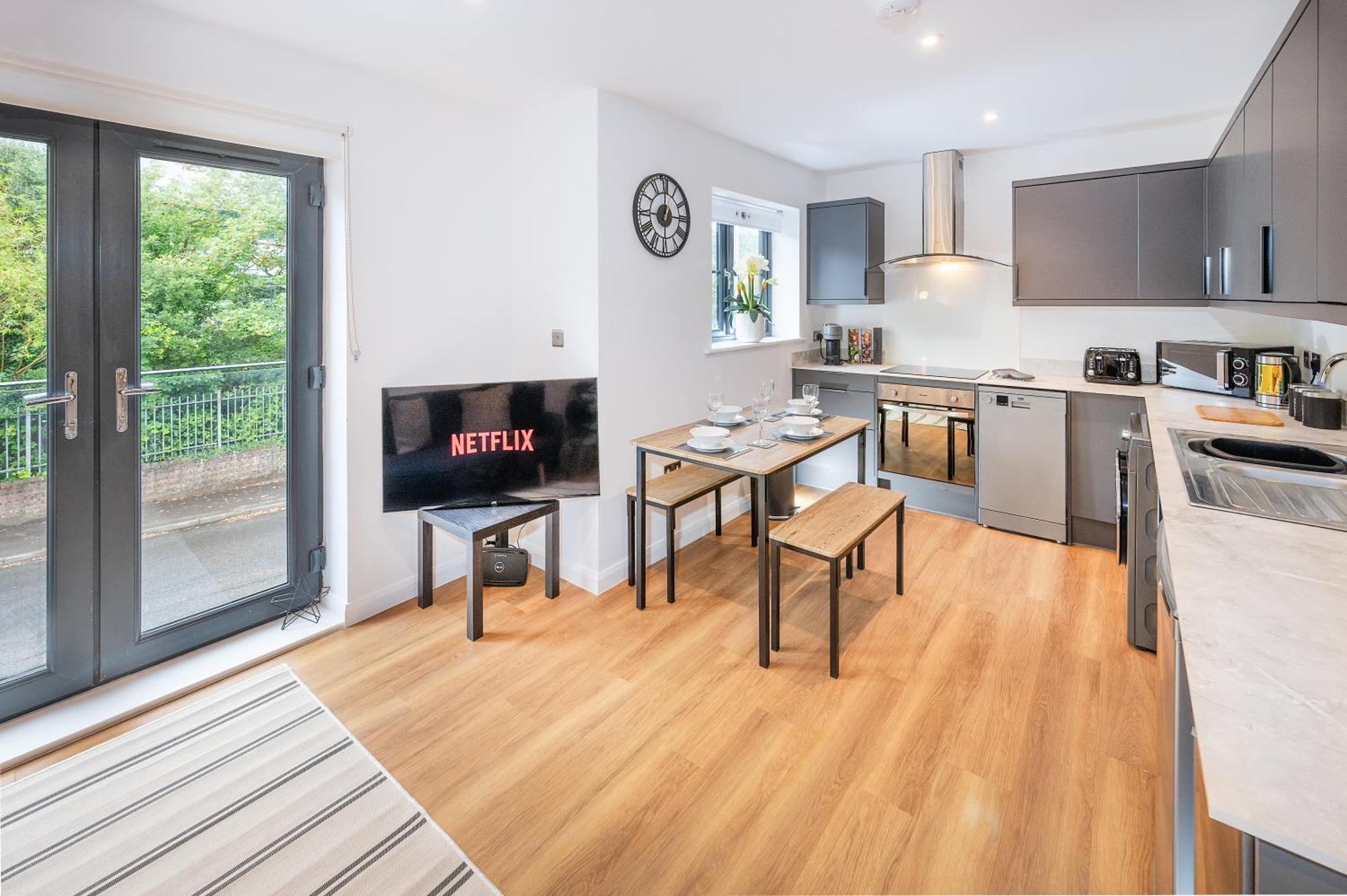 Luxury City Base 4 Beds, 2 Baths Parking