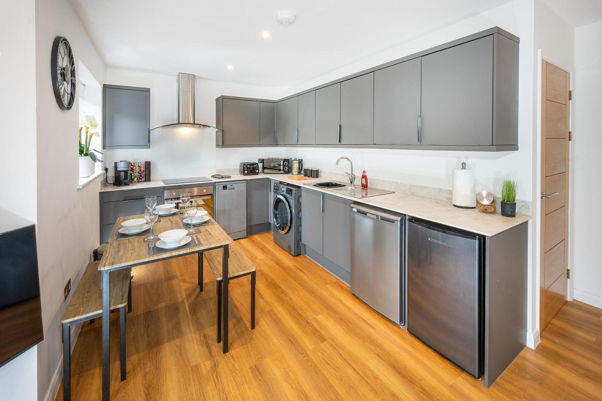 Luxury City Base 4 Beds, 2 Baths Parking Apartment *