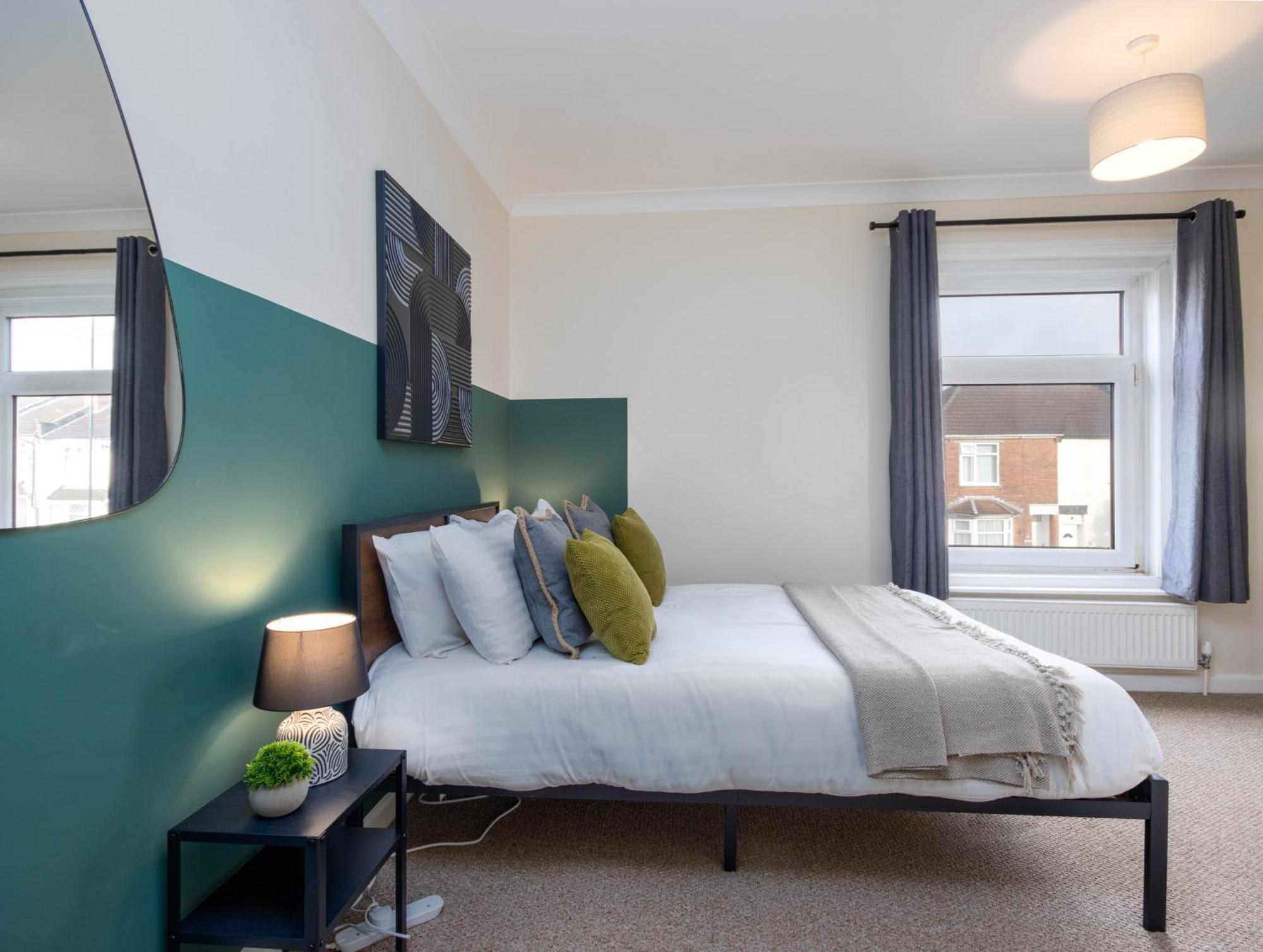 4 Bed House With Driveway Parking Holiday home Southampton