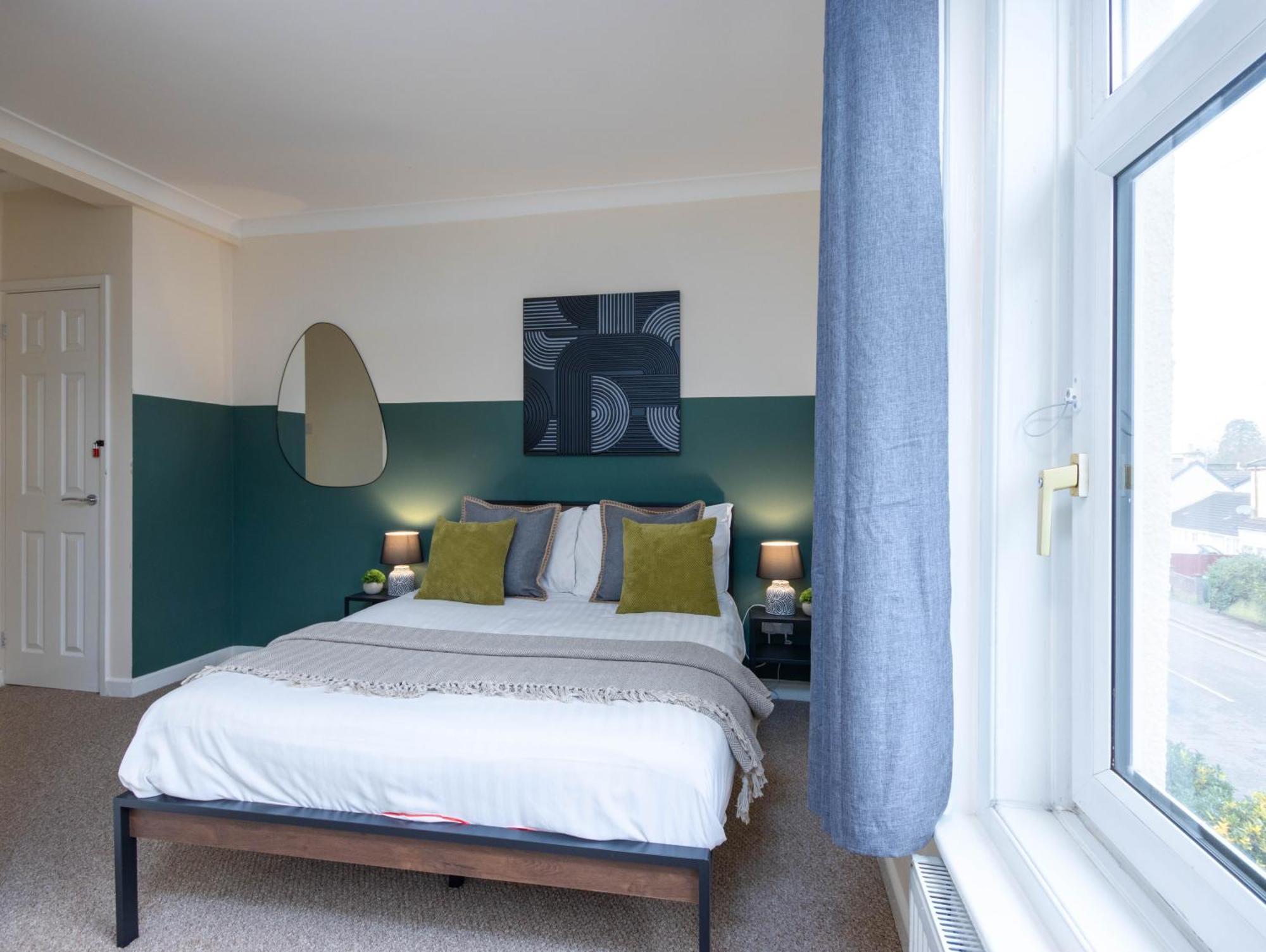 4 Bed House With Driveway Parking Holiday home *