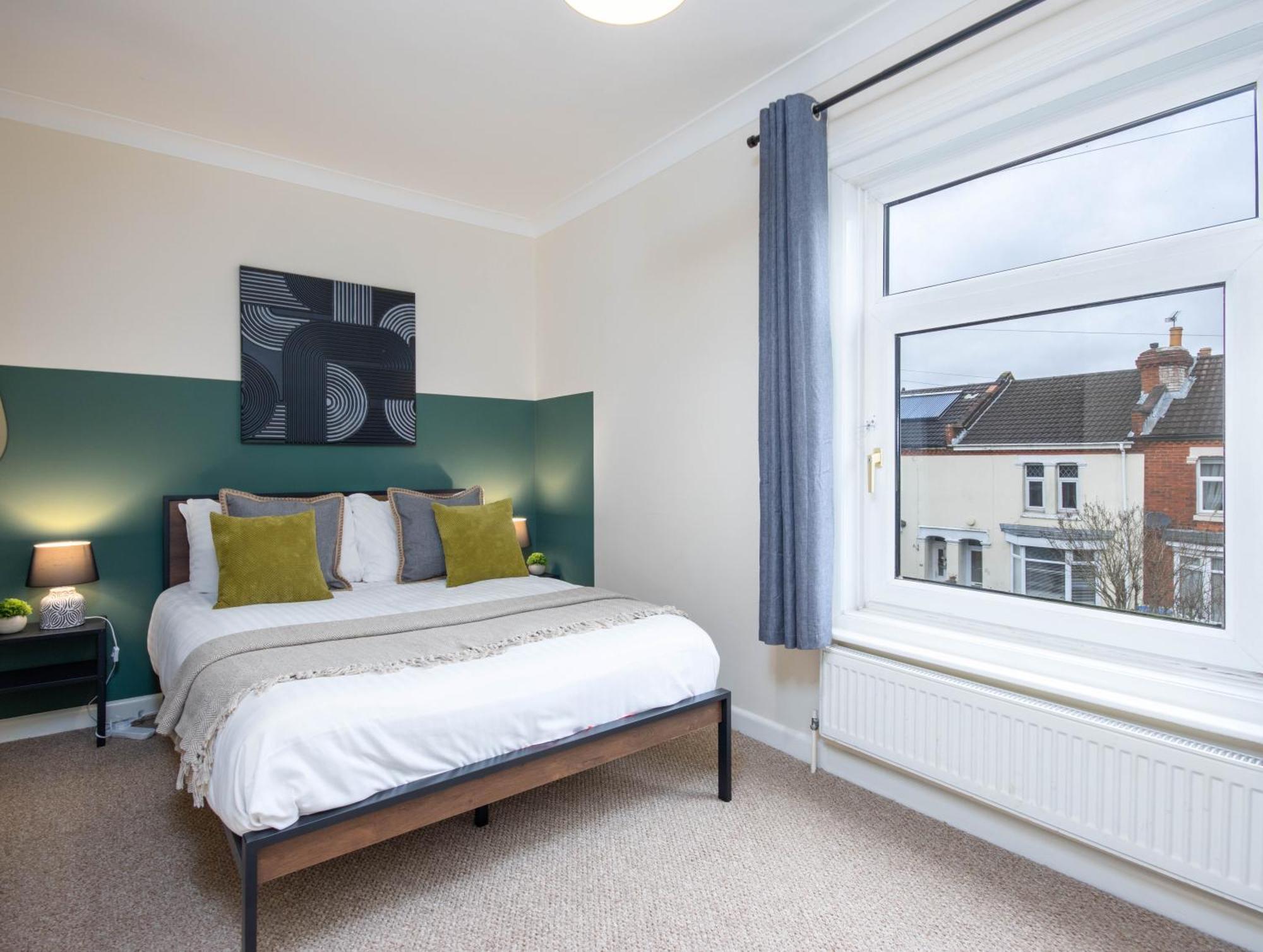 4 Bed House With Driveway Parking Holiday home *