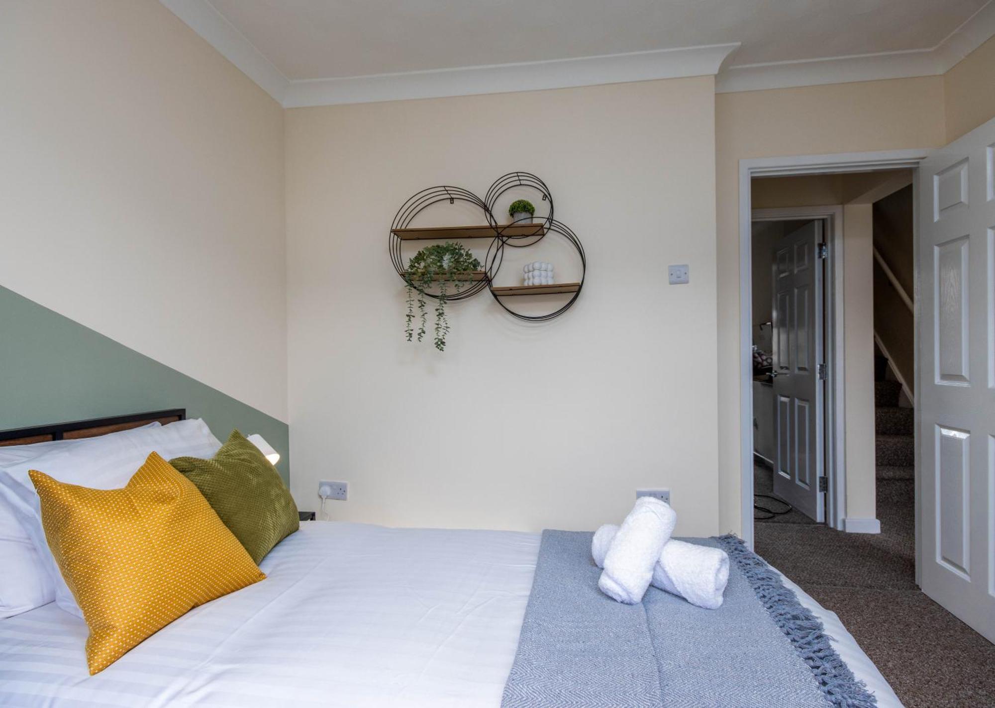 4 Bed House With Driveway Parking * Southampton