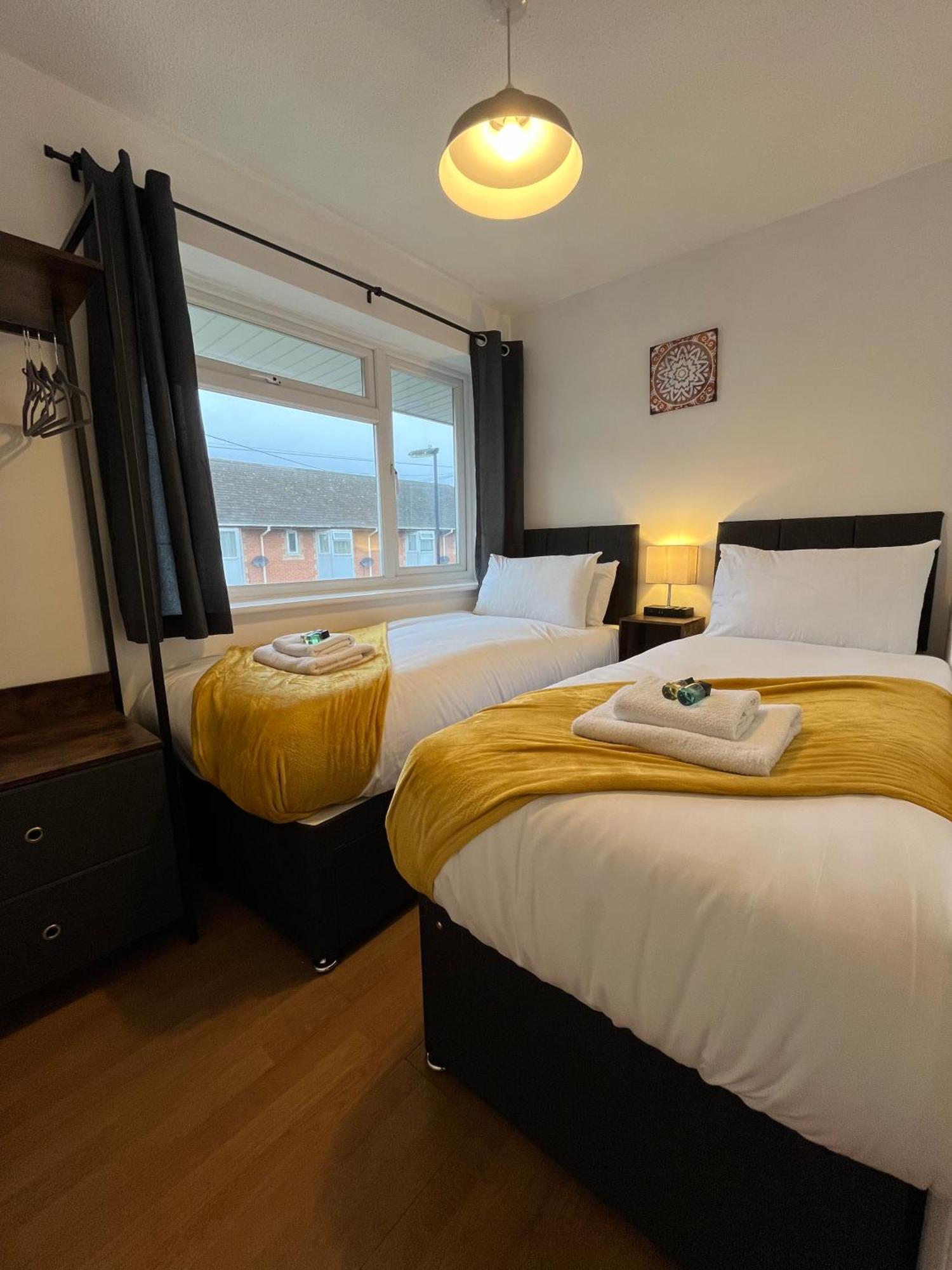 St Denys 2 Bedroom Flat, Convenient Location Next To Station, Great For Contractors Apartment