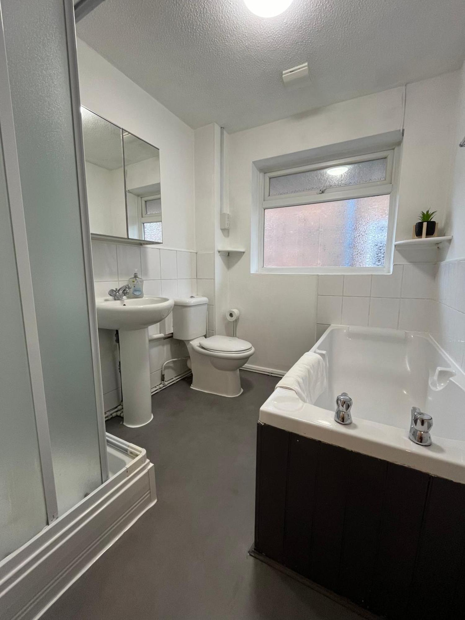 St Denys 2 Bedroom Flat, Convenient Location Next To Station, Great For Contractors Southampton