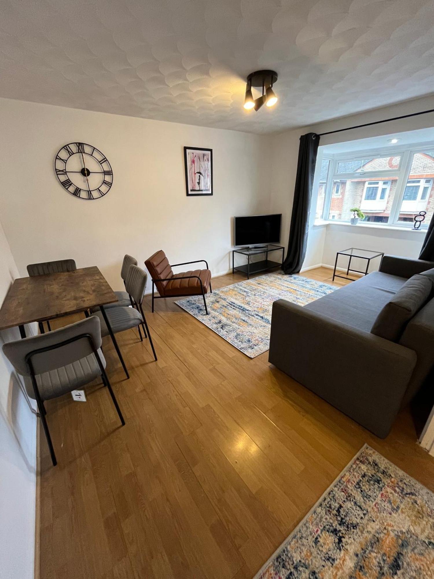 St Denys 2 Bedroom Flat, Convenient Location Next To Station, Great For Contractors Apartment Southampton