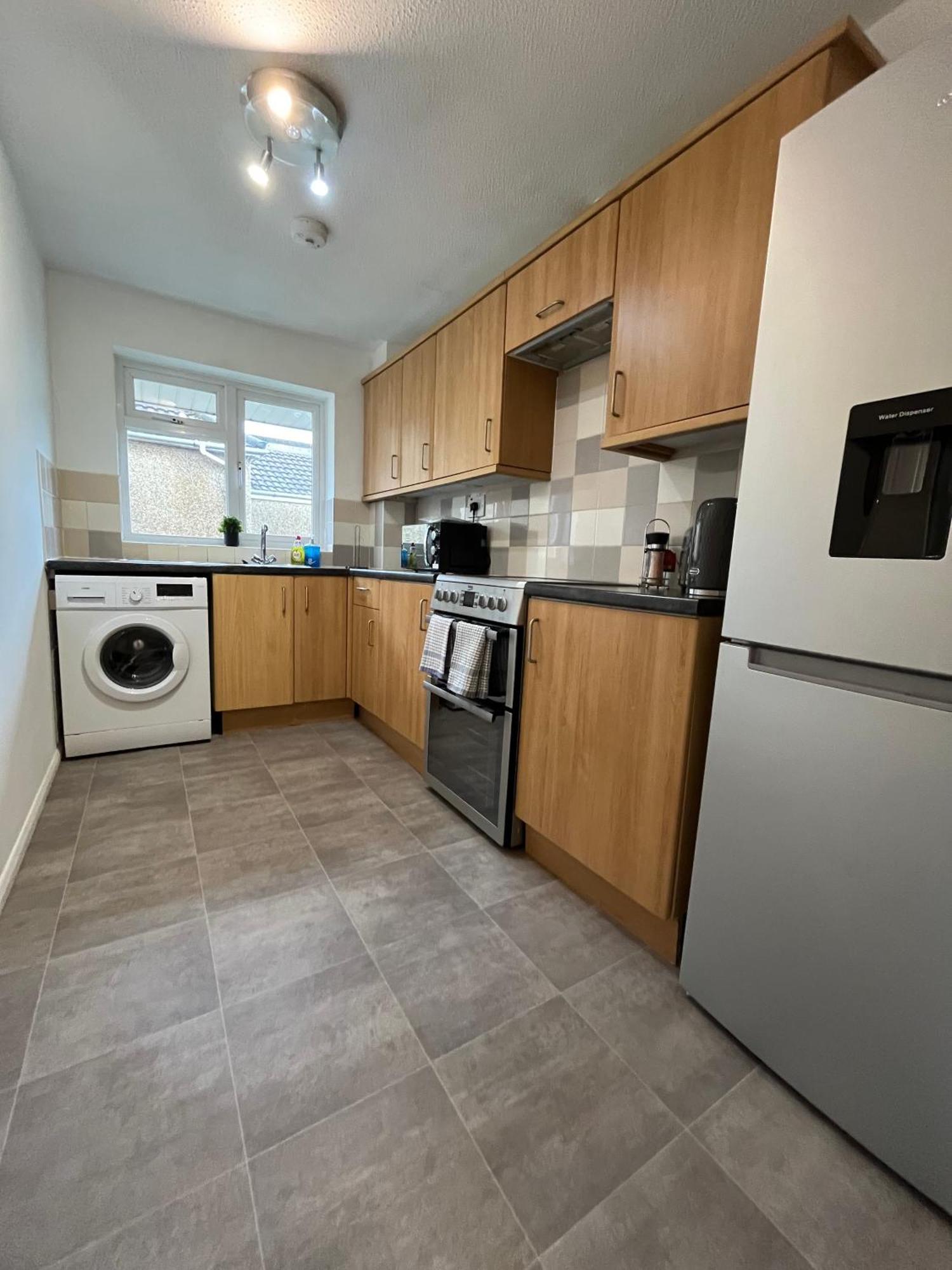 St Denys 2 Bedroom Flat, Convenient Location Next To Station, Great For Contractors Apartment *
