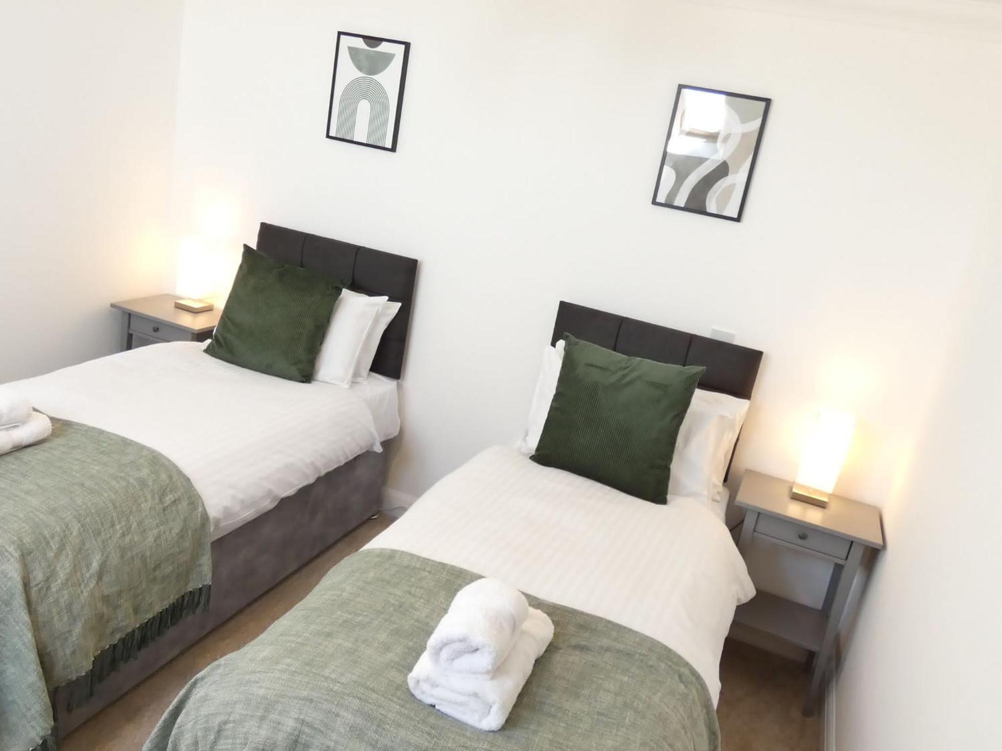 4 Beds 2 Bath Close To Gen-hospital Free Parking Apartment