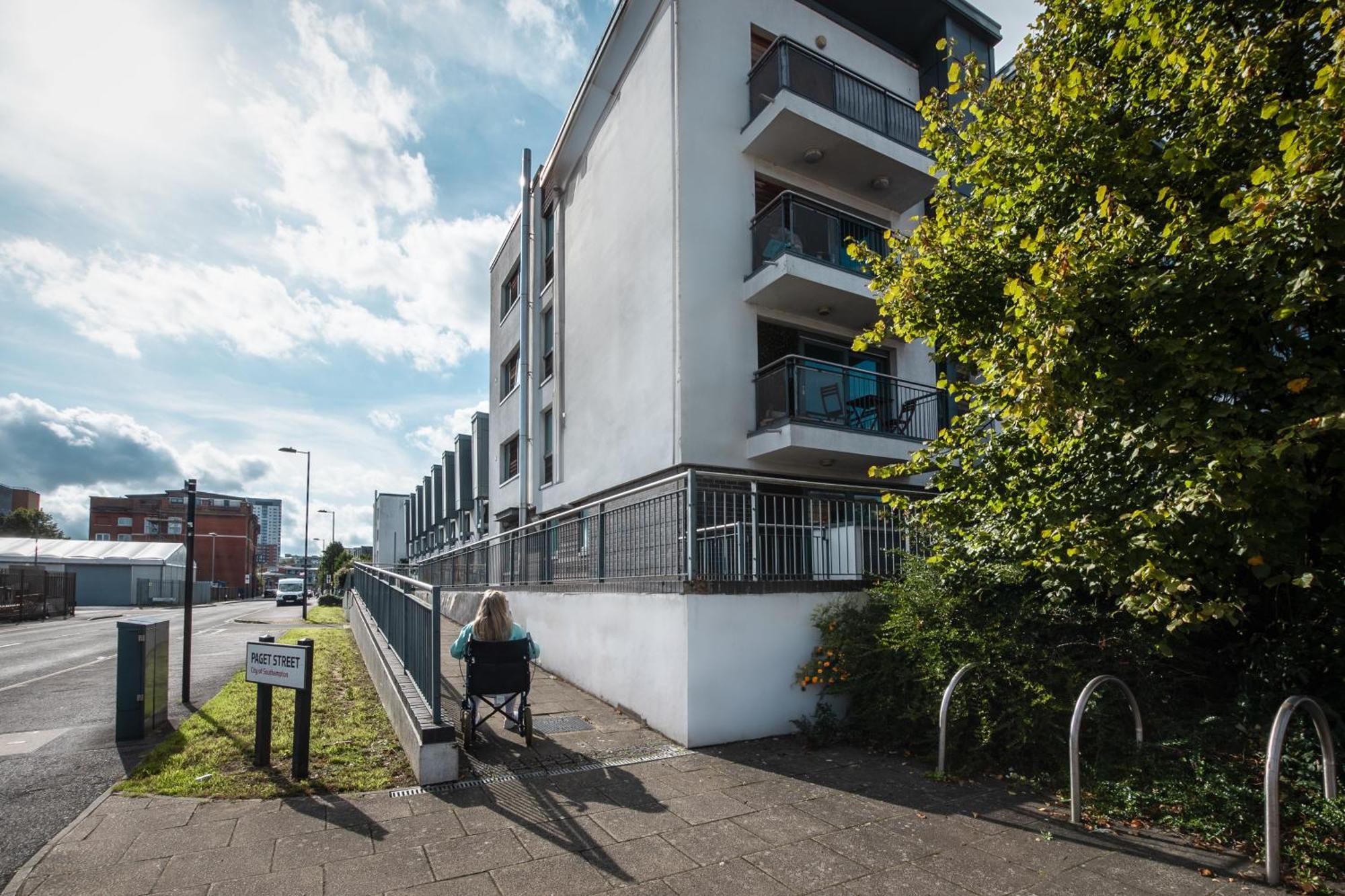Accessible 2 Bedrooms Flat + P Southampton