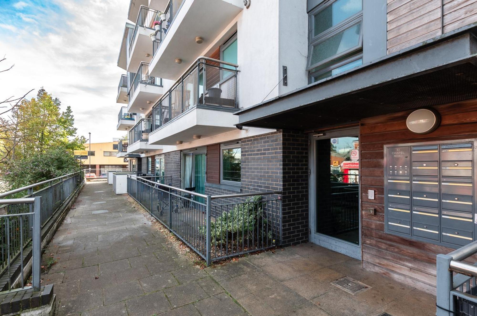 Accessible 2 Bedrooms Flat + P *
